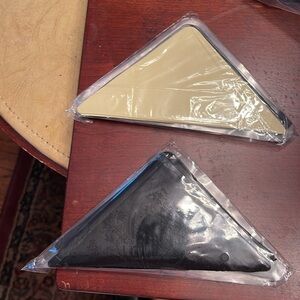 NWOT RUG CORNERS FOR NON-SLIP PADS (4)Padded 1side,Flat on other side